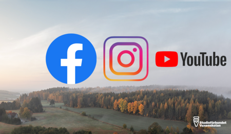 Logotyper för Facebook, Instagram och YouTube över en landskapsbild med skog och fält.