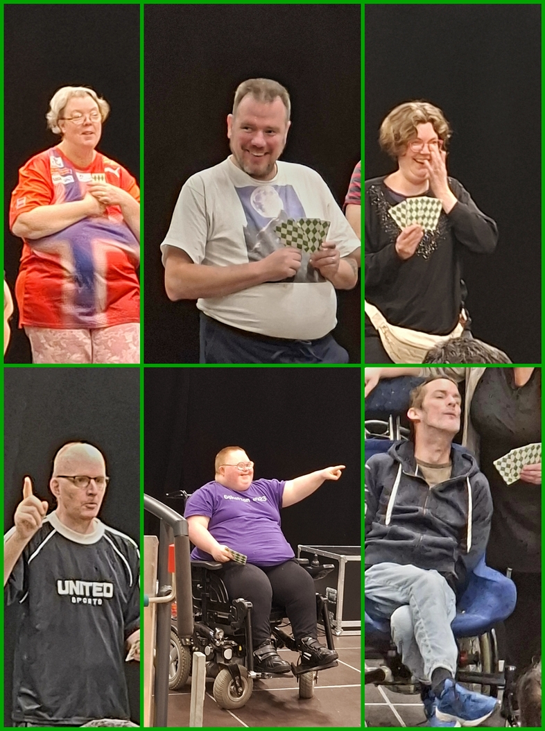 Sex personer, varav två i rullstol, spelar bingo och visar känslor. Svart bakgrund, gröna ramar.