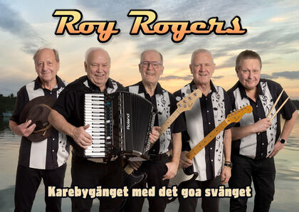 Fem äldre män, Roy Rogers,  i matchande skjortor poserar med instrument framför en sjö vid solnedgång. Text: Roy Rogers, Karebygänget med det goa svänget.