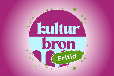 Logotyp med texten 'kultur bron Fritid' i lila, ljusblått och grönt mot en rosa bakgrund.