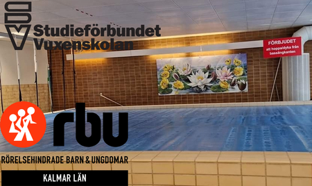 Inomhuspool med konstverk på väggen, logotyper för Studieförbundet Vuxenskolan och RBU Kalmar län.