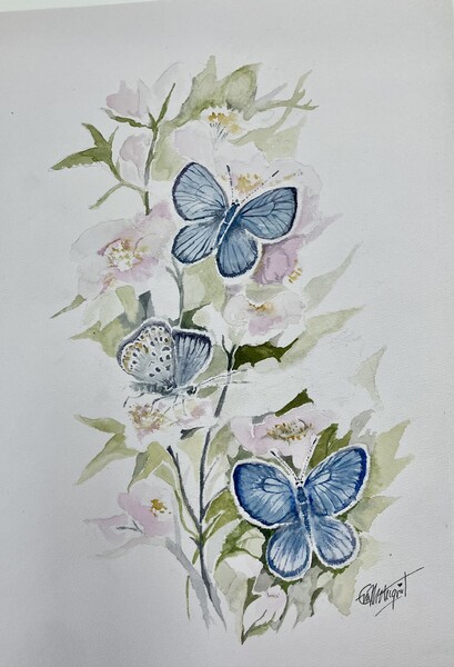 Akvarellmålning av tre blå fjärilar bland ljusa blommor och gröna blad.