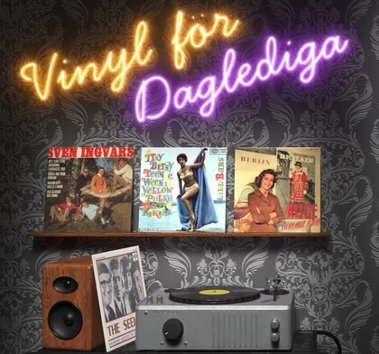 En hylla med vinylskivor, en skivspelare och högtalare under en neonskylt med texten 'Vinyl för Daglediga'.
