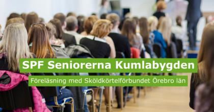 Publik sitter i en sal och lyssnar på en föreläsning arrangerad av SPF Seniorerna Kumlabygden.