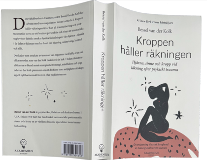 Omslag till boken 'Kroppen håller räkningen' av Bessel van der Kolk, med illustration av en sittande siluett.