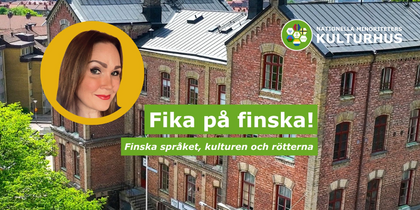 Affisch med texten 'Fika på finska!' framför en gammal tegelbyggnad, med en suddad porträttbild och logotyp.