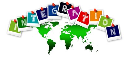 Färgglada bokstäver som bildar ordet 'integration' ovanför en världskarta.