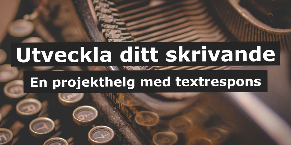 Närbild på en gammal skrivmaskin med texten 'Utveckla ditt skrivande. En projekthelg med textrespons' i vitt på svart bakgrund.