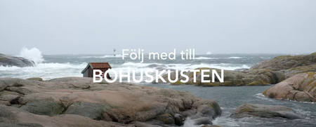 Kustlandskap med klippor, hav och ett litet rött hus. Text: Följ med till Bohuskusten.