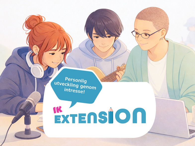 Tre unga personer sitter vid ett bord med mikrofon, gitarr och laptop. Text: Personlig utveckling genom intresse!