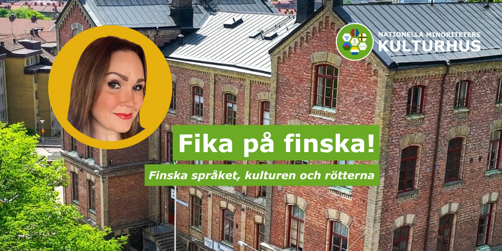 Affisch med texten 'Fika på finska!' framför en gammal tegelbyggnad, med en suddad porträttbild och logotyp.