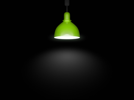 En grön taklampa lyser upp ett mörkt rum med ett koncentrerat ljussken under sig.