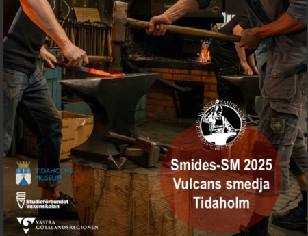 Två personer smider glödande metall på ett städ i en smedja, med text om Smides-SM 2025 i Tidaholm.
