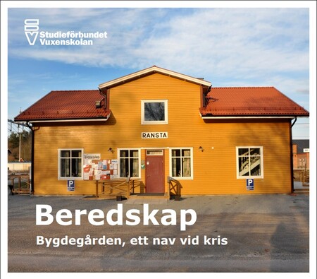 Gul bygdgårdsbyggnad med rött tak och skylten 'RANSTA', text om beredskap och krisnav.