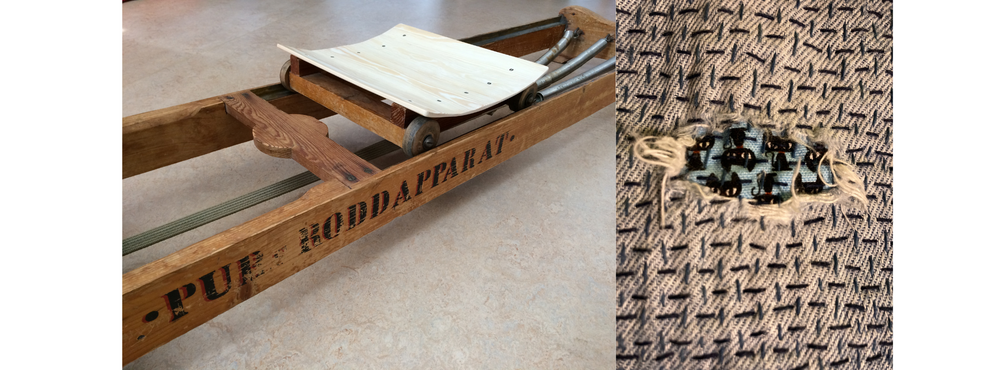 närbild på lagad reva i tyg med synliga stygn.