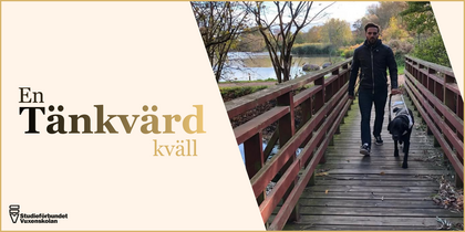 Man går med ledarhund över en träbro i höstlandskap. Text: En tänkvärd kväll. Studiefrämjandet Vuxenskolan.