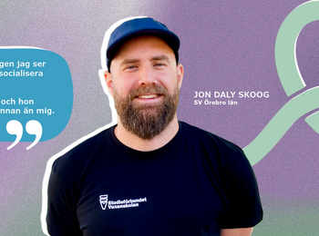 Man med skägg och keps står framför färgglad bakgrund med citat om dotterns socialisering.
