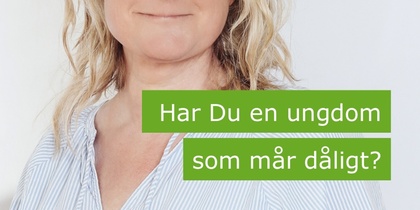 Kvinna med blont lockigt hår står mot ljus bakgrund. Text på bilden frågar om du har en ungdom som mår dåligt.