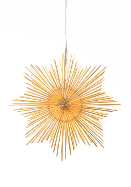 En dekorativ stjärna av träspett mot vit bakgrund, med en tunn tråd fäst vid sidan.