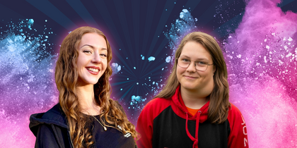 Två personer står framför en färgglad bakgrund med blå och rosa färgexplosioner.