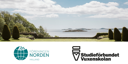 Utsikt över havet från en trädgård med logotyper för Föreningen Norden Halland och Studieförbundet Vuxenskolan.