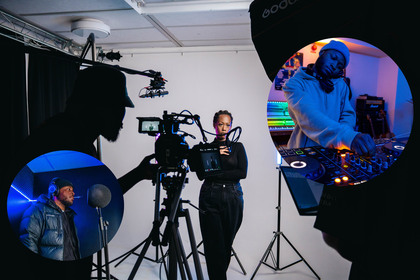 En kvinna står framför en kamera i en fotostudio, med två inramade scener av musikproduktion och sånginspelning.