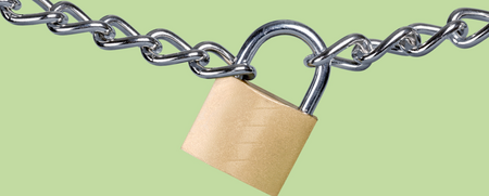 Hänglås i metall som låser en kedja mot en ljusgrön bakgrund.