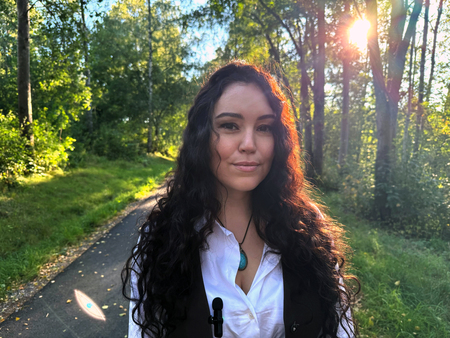 porträtt av kvinna på en gångväg i grönområde