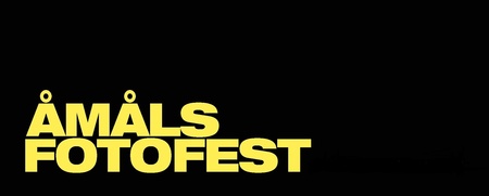 Gul text 'Åmåls Fotofest' på svart bakgrund, enkel och tydlig grafisk design.