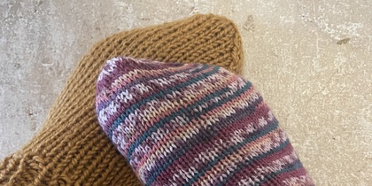 ett par sticka sockar i olika färger, sockarna är omaka