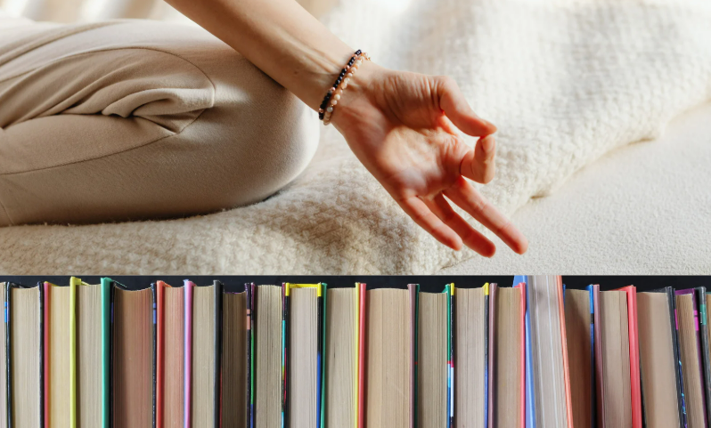 En person sitter i meditationsställning på en filt, underdelen visar en rad böcker uppställda med ryggarna nedåt.