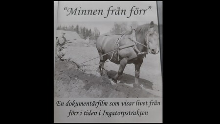 Svartvit bild på en häst som plöjer en åker med en man bakom, text om dokumentärfilm om livet förr i Ingatorpstrakten.