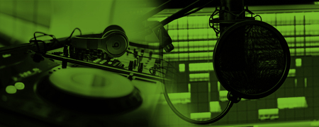 Studioutrustning med mixerbord, hörlurar, mikrofon och ljudvågor på en skärm, allt i grönt ljus.