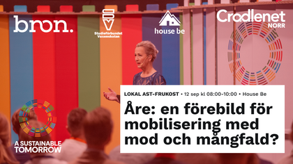 Kvinna talar inför publik med färgglad bakgrund och text om ett evenemang i Åre om mod och mångfald.