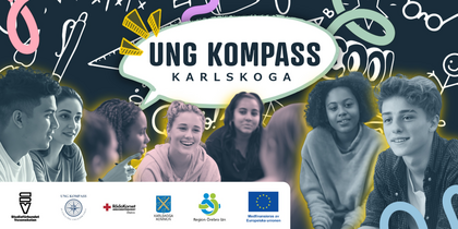 Ungdomar sitter tillsammans framför en skylt med texten 'Ung Kompass Karlskoga' och logotyper längst ner.