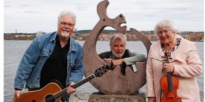 Affisch för evenemanget 'Bondeplågaren', en berättelse i ord och musik, med tre äldre personer och instrument vid vattnet.