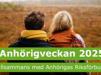 Två personer med ryggarna mot kameran kramas och ser ut över ett höstlandskap. Text om Anhörigveckan 2025.