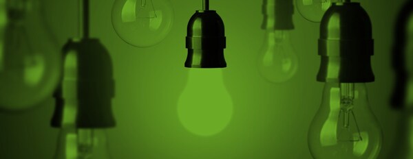 Glödlampor hängandes i sladdar från taket. En lampa lyser.