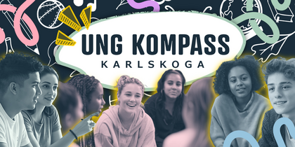 Ungdomar sitter i grupp framför en skylt med texten 'Ung Kompass Karlskoga' och flera logotyper längst ner.