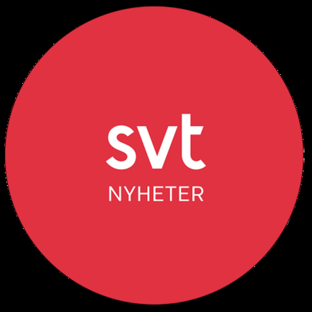 Röd cirkel med vit text 'svt NYHETER', logotyp för svensk nyhetskanal.