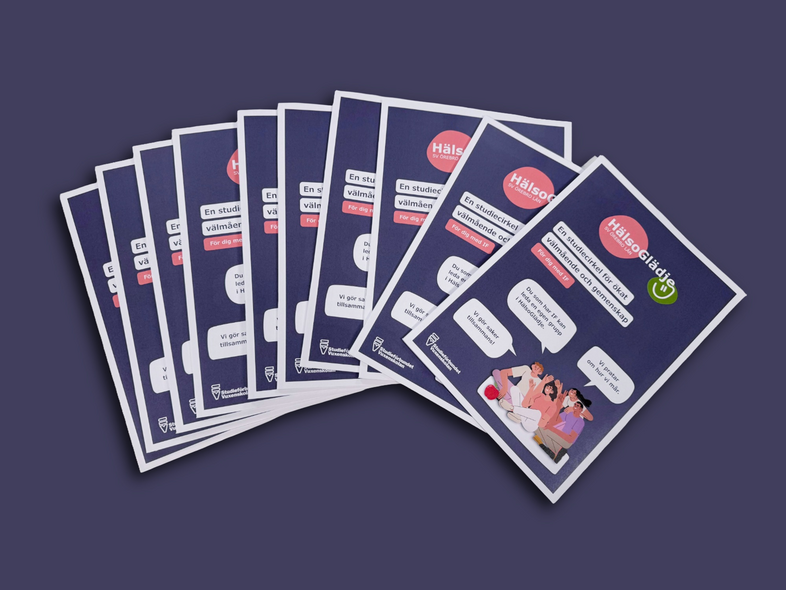 Flera informationsblad om en studiecirkel för ökat välmående och gemenskap, med blå bakgrund och illustration av personer.