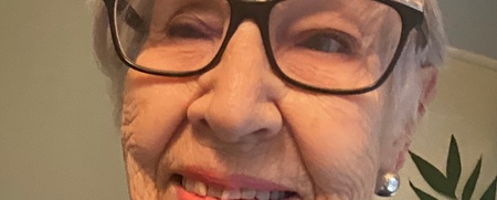 En äldre dam med glasögon