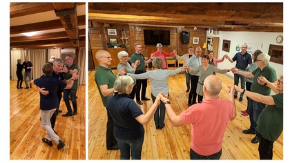 Två bilder på vuxna som dansar folkdans i en träklädd sal, en i par och en i ring.
