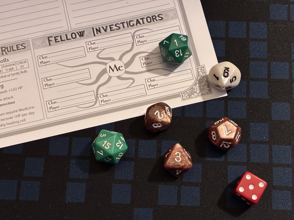 Flera tärningar och ett rollformulär för rollspel ligger på ett rutigt spelbord.