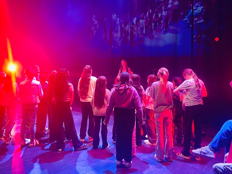 Bilder från Beats Yard 2025, deltagare som rappar, sjunger, dansar, publik