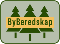 Logotyp med tre gröna granar och texten 'ByBeredskap' på gul bakgrund.