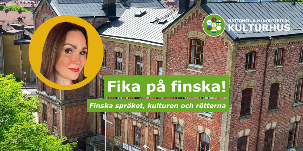 Affisch med texten 'Fika på finska!' framför en gammal tegelbyggnad, med en suddad porträttbild och logotyp.