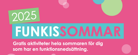 Affisch med text om gratis sommaraktiviteter 2025 för personer med funktionsnedsättning, rosa bakgrund och färgglada cirklar.
