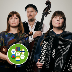 Tre personer med musikinstrument, inklusive fiol, kontrabas och dragspel, poserar mot en ljus bakgrund.