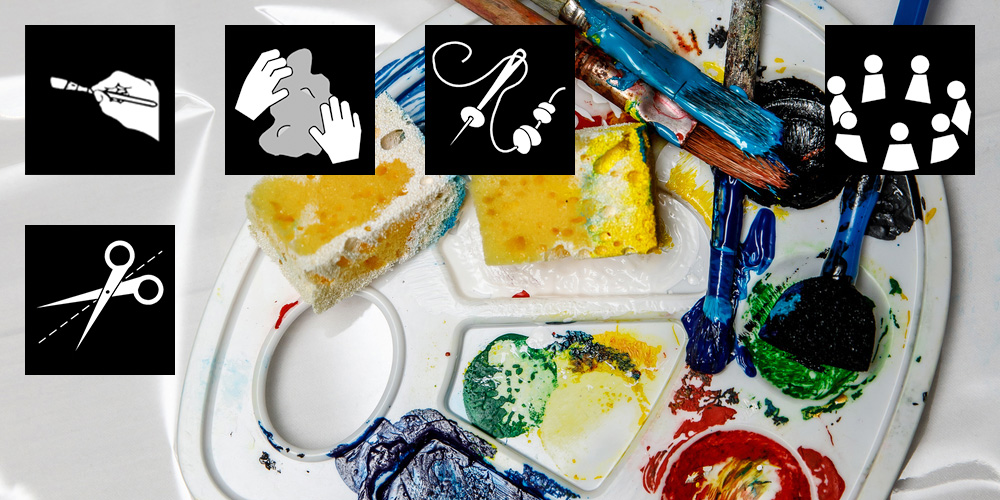 En målarpalett med färg, penslar, svampar och ikoner för konstnärliga aktiviteter som målning, klippning och samarbete.